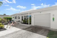 The Shore House! 1 Block to Beach and Dining Hotels in Port Orange