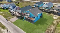Spacious Coastal Escape + 4 Ensuite Bedrooms + Beach Gear + BBQ Hotels near BEES
