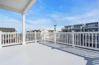 2 blocks 2 Beach, Linens+towels Included, OutdoorTV, Parking, Coffee Included