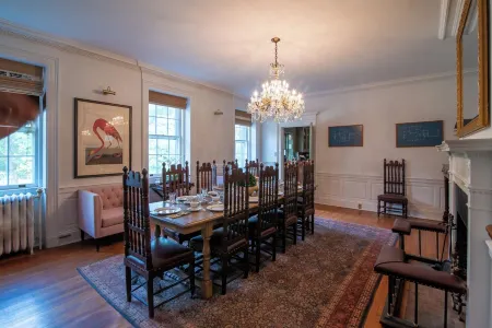 Charming 4-bedroom Estate - A Historic Gem in Clarke County, VA Отели в г. Бакмарш