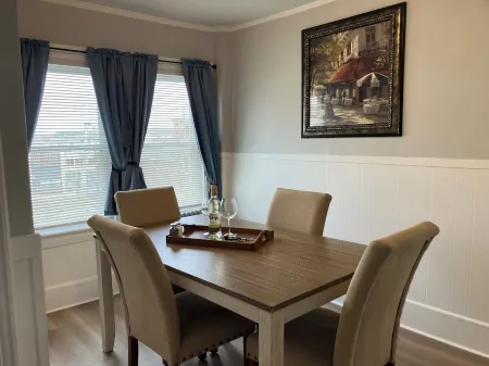 2-Bedroom Apt Near UNH, Portsmouth! - Parking, Full Kitchen, Free Wine! Отели в г. Довер
