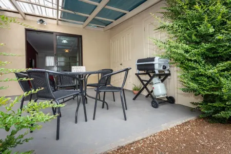 ALTONA GARDEN RETREAT Отели рядом с достопримечательностью «Devonport Regional Gallery»