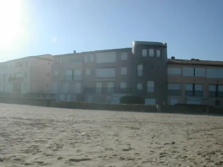 Great flat perfectly located by the beach, amazing views Отели рядом с достопримечательностью «Camping Les Mûres»