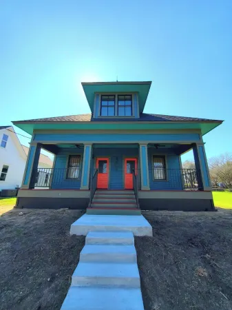 Historic Home with Whimsical Theme located 3 blocks from Shiner Brewery
