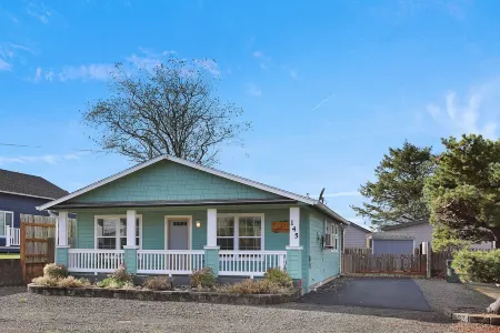 3 Blocks to Downtown Rockaway Beach