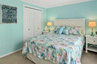 Beautiful Oceanside Condo just steps away from the beach!