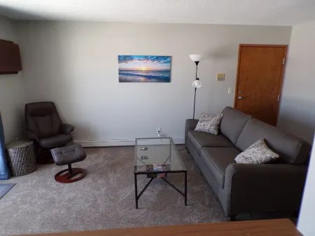 Quaint updated apartment overlooking the Bay