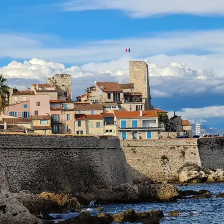 Casalionelantibes : Large Apartment with AC, King-Size Bed, Garden and Parking
