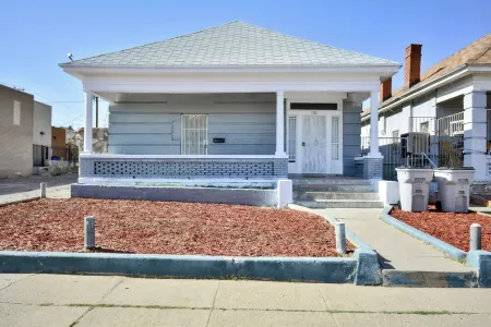 Entire Cozy House  Near Utep Отели рядом с достопримечательностью «Университет Техас в Эль-Пасо»