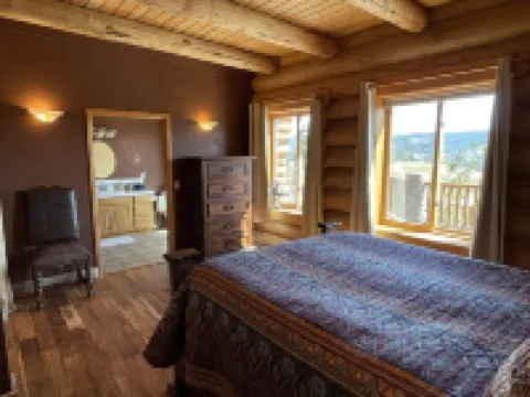 NEW Blue Sky Lodge on 80 Acres! Hot Tub, Decks, WiFi, wet bar, firepit, gym