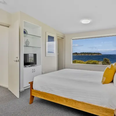 Manfield Seaside Bruny Island Hotels near Satellite Island