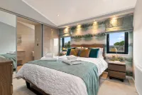 Ael-Y-Bryn - Luxury Lodge, Hot Tub, Three En-Suite Bedrooms - Haustierfreundliche