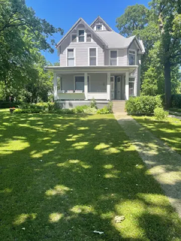 2-bedroom 19th centry Victorian apartment  Des Moines with AC, WiFi