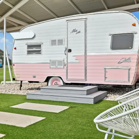 Blue Skies Resort - Glamping - Pool - Fireplace