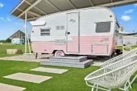 Blue Skies Retro Resort Pool-Fireplace Hotels in Gillespie County