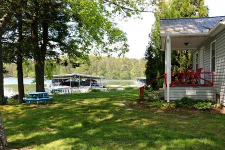 Boundary Waters Resort & Marina Отели в г. Хайавасси