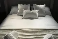 3-Bed Apart Sleeps 5 w Garden Parking & Pets Ok - Condos