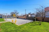 Timber Cottage With Pool and Hot Tub - Happy Rentals - piscine