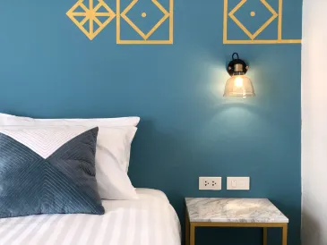 Goodnight Poshtel + Free Netflix