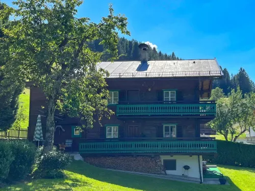 Cozy Chalet in Bramberg am Wildkogel with Sauna Near Ski Lift