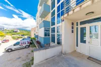 Spacious Studio with Balcony, Close to the Znjan Beach