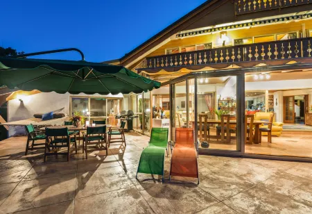 Chalet Romantica Отели рядом с достопримечательностью «Hole In The Rock Dolphin Cruise»