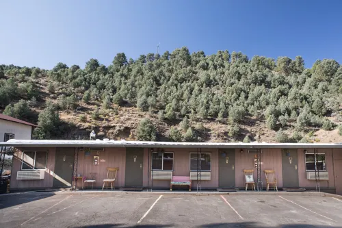 Cozy Mountain Motel  - Motels