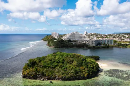 RIHGA Royal Laguna Guam Resort Отели рядом с достопримечательностью «Тамон Бич»
