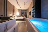 Velvet Rooms & More - Hot Tub