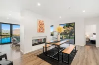 A Luckie Charm - 5-Bedroom Townhouse with Spectacular View Hoteles en Queenstown Hill