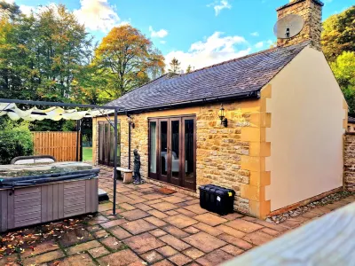 Colleton Cottage at Lovelady Shield- With Hot Tub