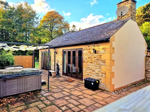 Colleton Cottage at Lovelady Shield- with Hot Tub Hotels in Alston