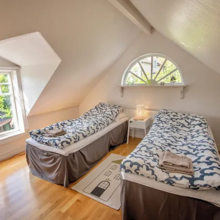 2 Bed House Sleeps 4 with Garden & Free Parking