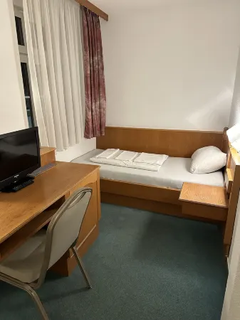 Hotel Sachsenhof Riesa Отели в г. Ошац