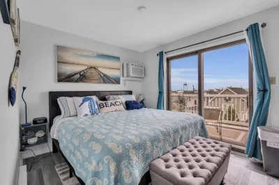 FANTASTIC 2 BR 2 Blocks to beach pool balcony