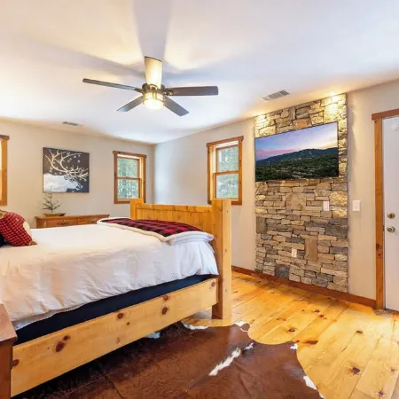 A Charming Chalet with Hot Tub 1 Mile to Mt. Snow