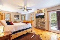 Charming Chalet w. Hot Tub - 1 mile to Mt. Snow