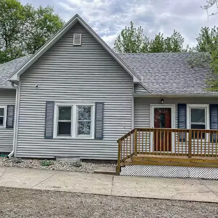 Cozy 2 bedroom cottage, near Stadium.