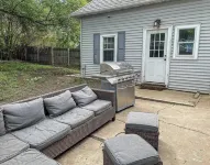 Cozy 2 bedroom cottage, near Stadium.