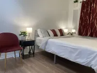 4 Beds, Pizza Oven, Hot Tub, Mini- Golf, Lake View, Bowling, Projector & More!