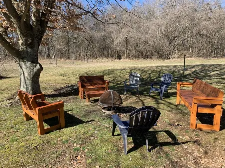 Riverfront fishing and floating getaway Отели в г. Carroll County