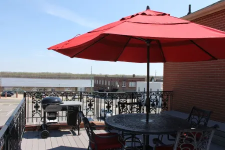 Historical 'Kage House' Short Term Rental located in "Old Town Cape" Отели рядом с достопримечательностью «Crisp Museum»