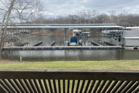 Cozy 2 Bedroom 1 Bath Lake Front Cottage Отели в г. Клиора