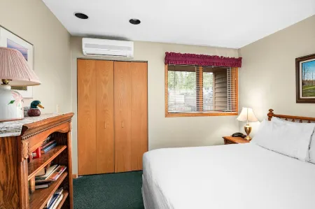 Spectacular view Lake Superior.  Spacious Lakehome on lakeshore, unit #99.