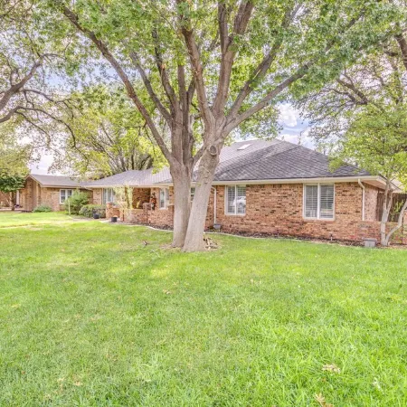 Right At Home-Midland Oasis with pool-billiards