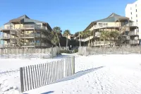 Sandpiper 1C- Stylish, Gulf-side, affordable! Hotels near W Beach Blvd