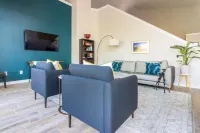 NEW Contemporary Downtown Loft Walk Everywhere