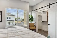 Open Floor Plan with Fenced Yard and Cozy Kitchen - Charming Retreat 布賴恩住宿飯店
