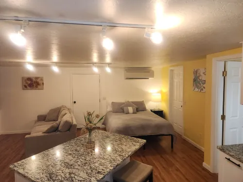 Well-Equipped Kitchenette and Modern Appliances - Charming Cozy