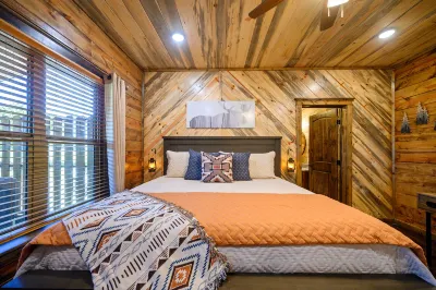Serenity Haven - Private Hot Tub, Stunning Views Hôtels à : Broken Bow
